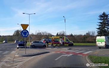 Potrącenie rowerzystki na rondzie Wyszyńskiego