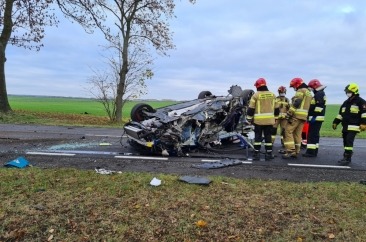 Uderzył peugeotem w drzewo i dachował. Na pomoc ruszył kierowca ciężarówki [zdjęcia]