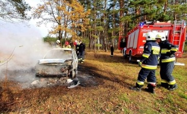 Pożar porzuconego samochodu. W bagażniku kości i łopaty