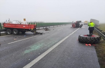 Poważny wypadek na S3. Auto dostawcze zderzyło się z ciągnikiem rolniczym [zdjęcia]