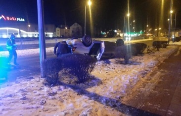 Pijany kierowca forda dachował na Grobla. Auto ścięło barierki [zdjęcia]