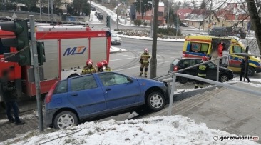 Kierowca fiata wjechał na… schody [zdjęcia]