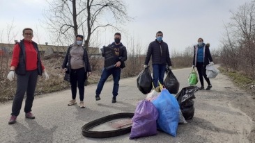 Mieszkańcy posprzątali zaśmiecone osiedle i zapełnili kontenery [zdjęcia]