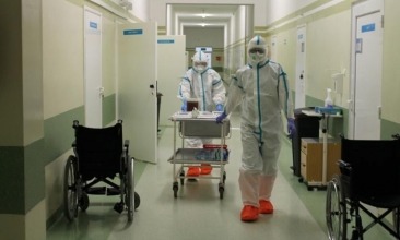 Pacjent zakażony COVID-19 zmarł w szpitalnej toalecie. Szpital: Sam odłączył się od tlenu