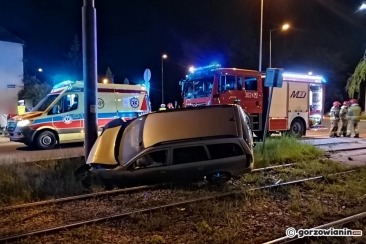 Kierowca opla uderzył w słup. Auto zatrzymało się na torowisku [zdjęcia]