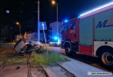 Pijany kierowca opla uderzył w słup trakcyjny. Auto wpadło na torowisko [zdjęcia]