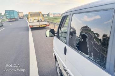 Agresywny kierowca peugeota zmusił busa do zatrzymania się na S3 i wybił szybę w aucie