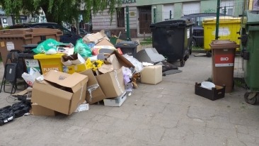 Śmieciowy bałagan w centrum. Służby znalazły winnego