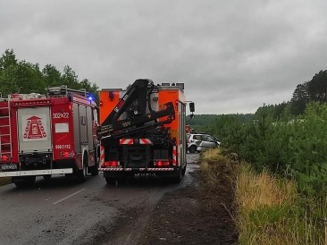 Czołowe zderzenie volkswagena z ciężarówką. Nie żyje kierująca volkswagenem [zdjęcia]