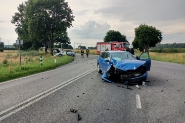 Kierujący oplem wymusił pierwszeństwo. Doprowadził do czołówki ze skodą [zdjęcia]