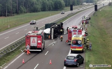 Zderzenie dwóch ciężarówek na S3. Jeden z pojazdów przewrócił się na jezdnię [film i zdjęcia]