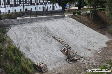 Skarpa przy moście Staromiejskim już naprawiona [zdjęcia]