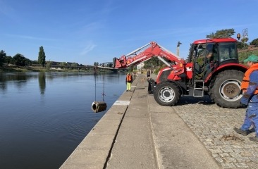 Wandalizm na bulwarze. Ktoś wrzucił betonowy kosz do Warty