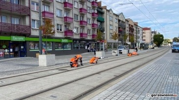 Trwa naprawa ledowego podświetlenia torowiska na deptaku