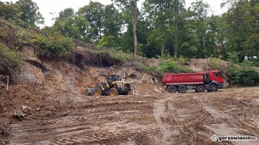 Ciężki sprzęt na terenie ruin leżakowni piwa. Sprawdziliśmy, co się tam dzieje [zdjęcia]