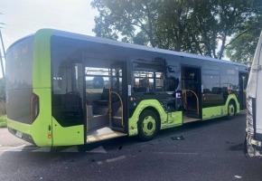 Zderzenie autobusu MZK z busem. Bok MANa został zniszczony [zdjęcia]