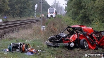 Chrysler wjechał pod pociąg. Matka uratowała dzieci z płonącego auta