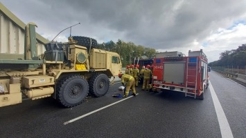 Paliwo z cysterny wylewa się na drogę