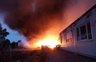 Pożar hali produkcyjnej pod Gorzowem. „Wszystko płonęło jak pochodnia” [zdjęcia]