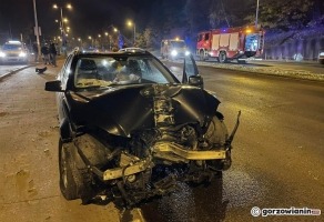 Pijana kobieta jechała pod prąd Słowiańską. Roztrzaskała mercedesa o latarnię [zdjęcia]