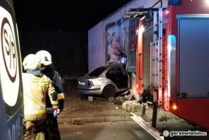 Pijany kierowca volkswagena wbił się autem w budynek [film i zdjęcia]