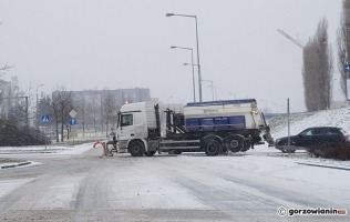 Pada śnieg, na gorzowskich drogach pracują piaskarki