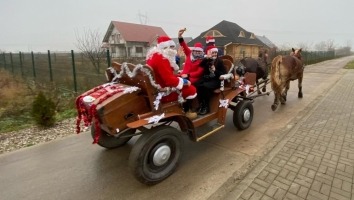 Św. Mikołaj w bryczce odwiedzi grzeczne dzieci w Kłodawie