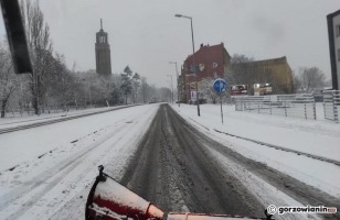 Zasypany Gorzów. Trwa odśnieżanie dróg w mieście [zdjęcia]