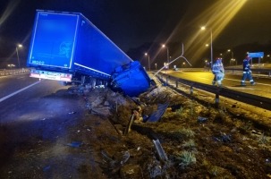 Zasnął za kierownicą ciężarówki. Poważny wypadek na węźle Gorzów  Zachód