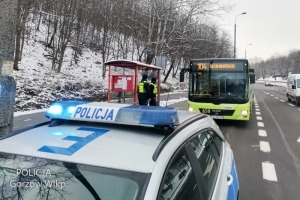 Policyjne kontrole maseczek w autobusach i tramwajach [zdjęcia]