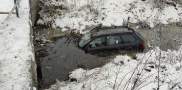 Kierujący audi przebił barierki, wpadł do kanału [zdjęcia]