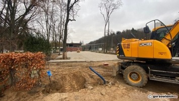 Trwa budowa parkingu. Mieszkaniec informuje o nieprawidłowościach