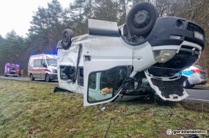 Zderzenie busa z ciężarówką. Bus zatrzymał się na dachu