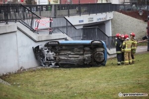 Przebił oplem barierki na rondzie i spadł w pobliżu przejścia podziemnego