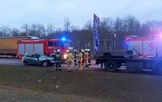 Kierująca seatem uderzyła w pojazd służby drogowej na S3