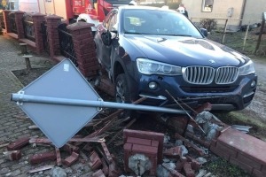 Zderzenie kii z BMW i staranowane ogrodzenie [zdjęcia]