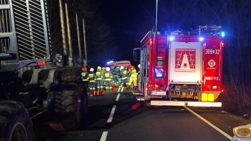 Wypadek pod Gorzowem. Zderzenie skody z maszyną leśną