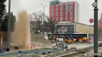 Pęknięta rura i wielka fontanna wody na rozkopanej Chrobrego [zdjęcia]