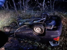 Zderzenie forda z jeleniem. Auto dachowało