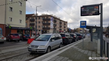 Brakuje miejsc parkingowych, kierowcy parkują gdzie się da 