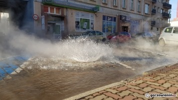 „Gejzer” w centrum Gorzowa. Doszło do awarii sieci ciepłowniczej [zdjęcia]