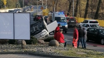 Dachowanie volkswagena przy wjeździe na stację paliw [zdjęcia]