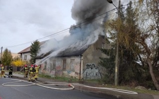 Pożar pustostanu na Zakanalu. W akcji 7 zastępów straży