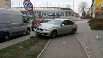 Pijany policjant rozbił nieoznakowane BMW o lampę