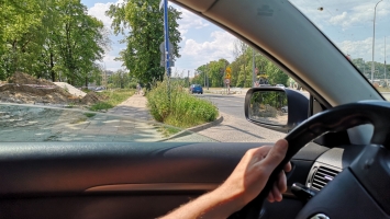 Czytelnik: Wysoka trawa na skrzyżowaniach zagraża bezpieczeństwu