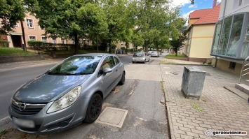 Kierowcy parkują auta na chodniku pomimo zakazu. Mieszkańcy chcą ustawienia słupków [zdjęcia]