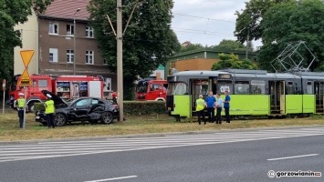 Zderzenie mercedesa z tramwajem. Jedna osoba ranna [zdjęcia]