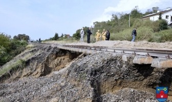 Woda zmyła nasyp kolejowy pod Gorzowem. Pociągi stały w polu przez kilka godzin