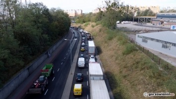 Duży ruch na Podmiejskiej. Kierowcy stoją w sporym korku