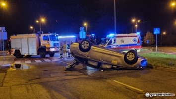 Poważny wypadek na rondzie Wyszyńskiego. Hyundai dachował [film]